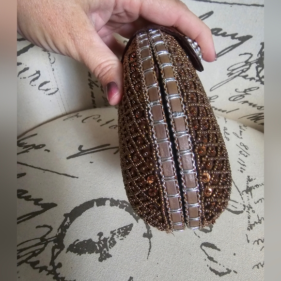 EXPRESSIONS NYC Hard Case snap closure evening clutch with Chain strap GUC - Picture 4 of 15